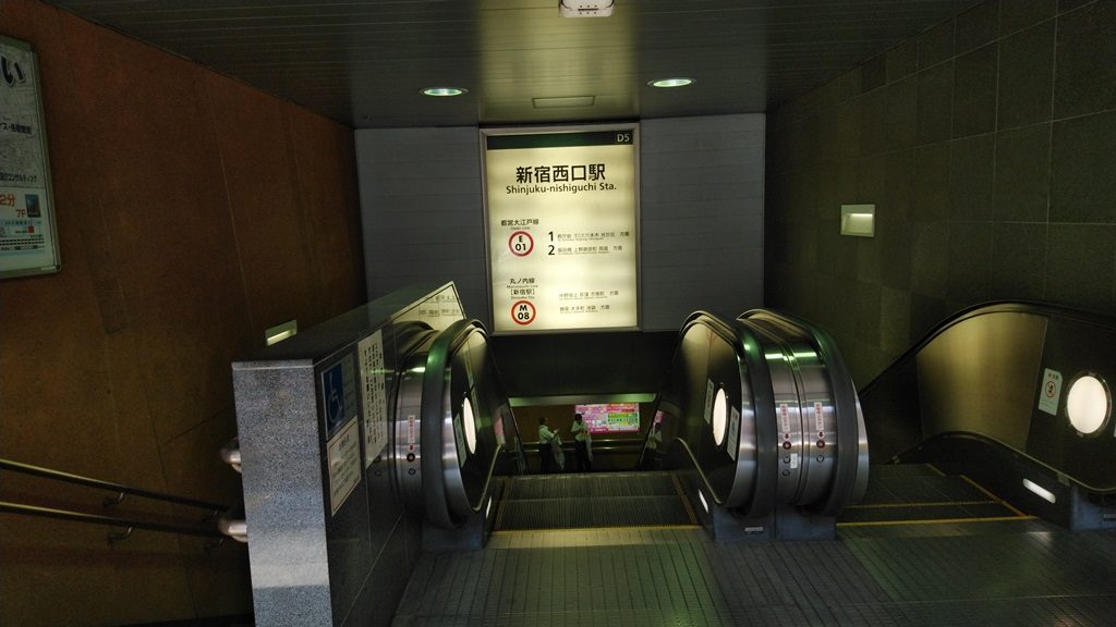 新宿西口駅入口２
