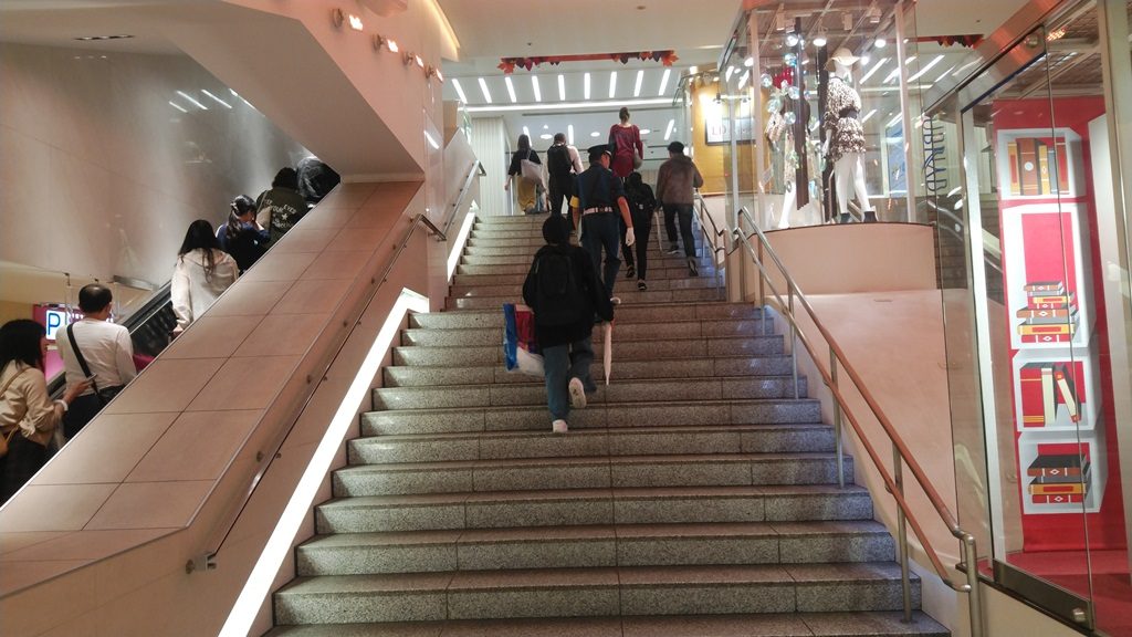 西武新宿からサブナード最後の階段