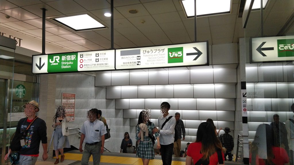 ＪＲ新宿駅東口下り階段へ