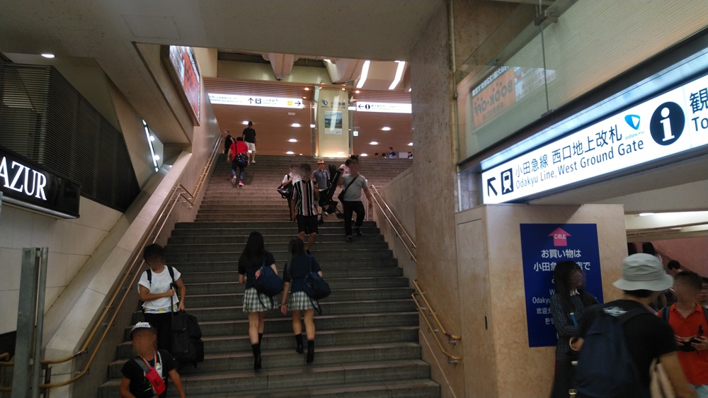 小田急線西口地上改札方面階段