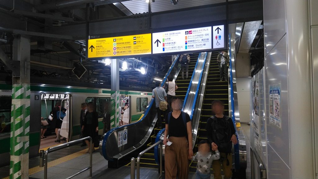埼京線新南改札方面階段
